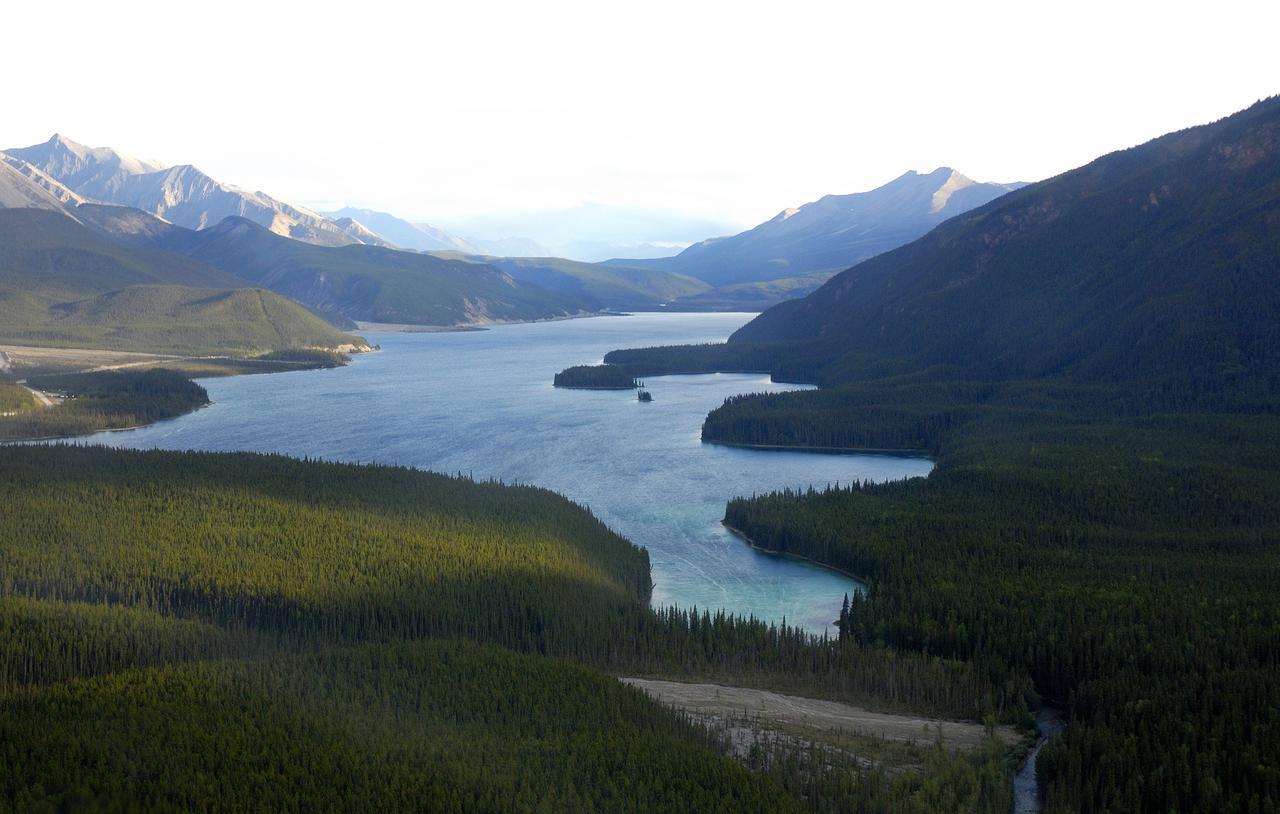 Northern Rockies Lodge Muncho Lake Exteriér fotografie