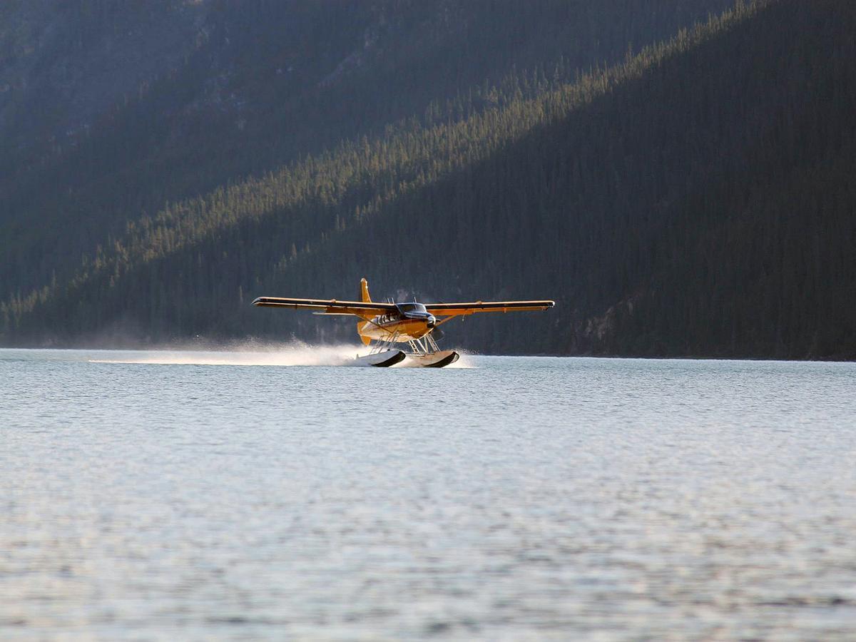 Northern Rockies Lodge Muncho Lake Exteriér fotografie