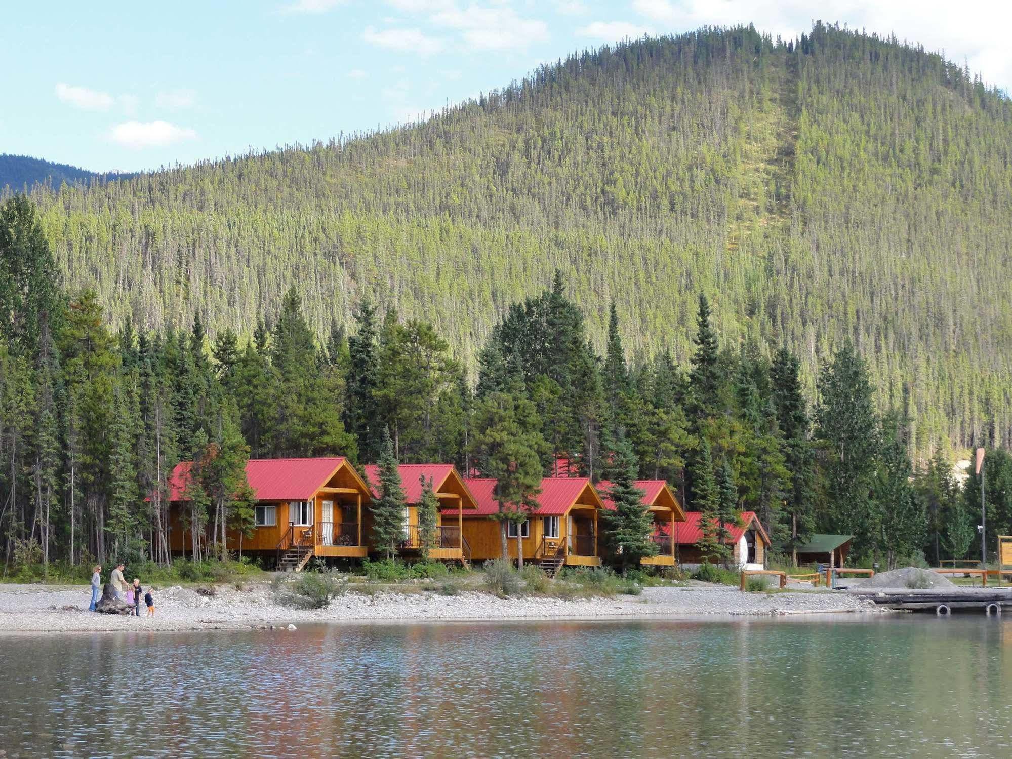 Northern Rockies Lodge Muncho Lake Exteriér fotografie