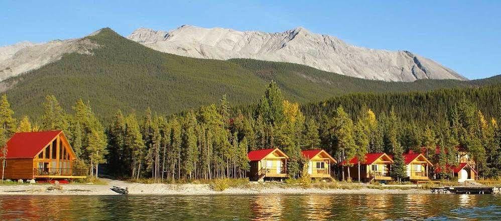 Northern Rockies Lodge Muncho Lake Exteriér fotografie