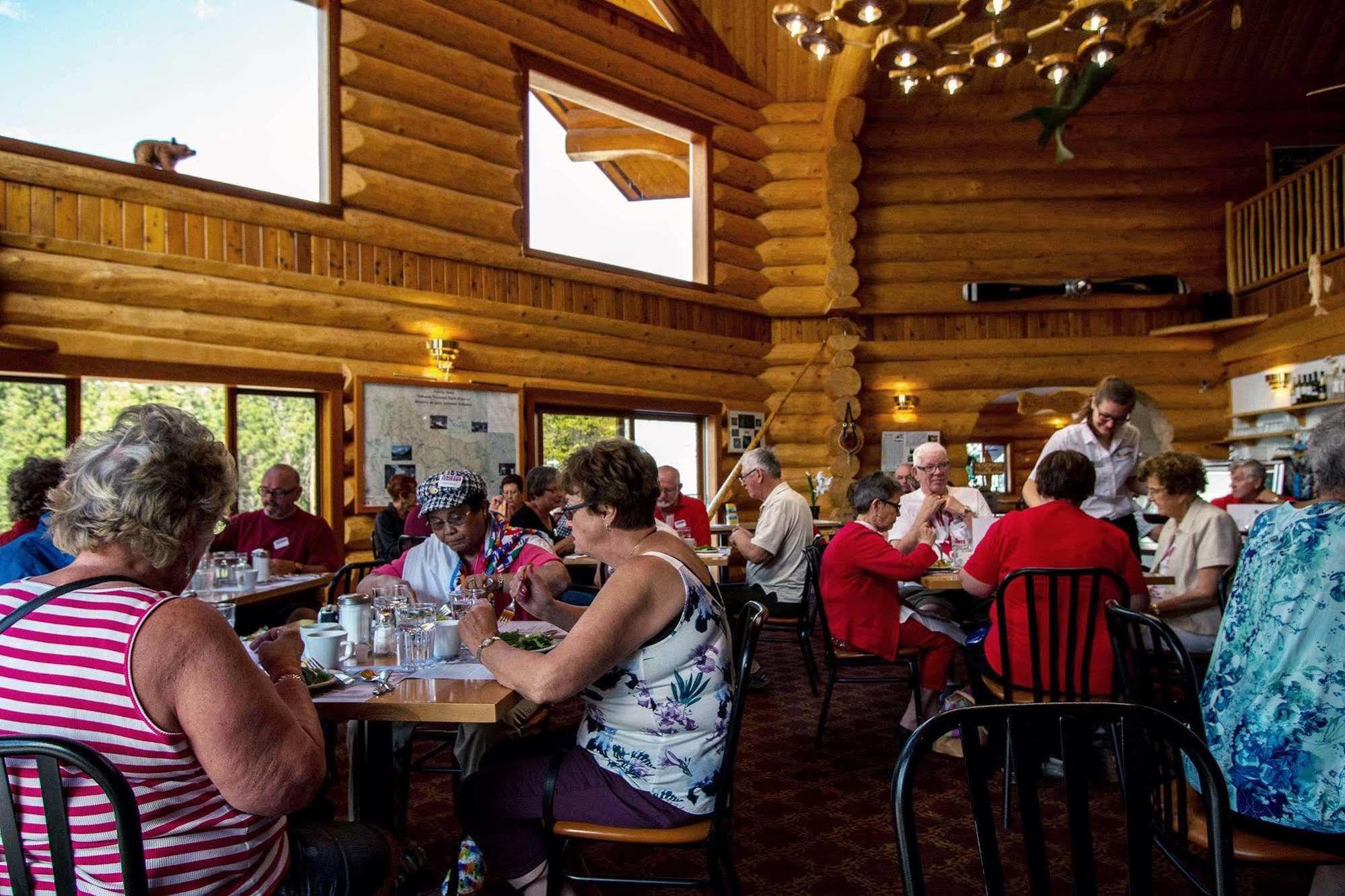 Northern Rockies Lodge Muncho Lake Exteriér fotografie