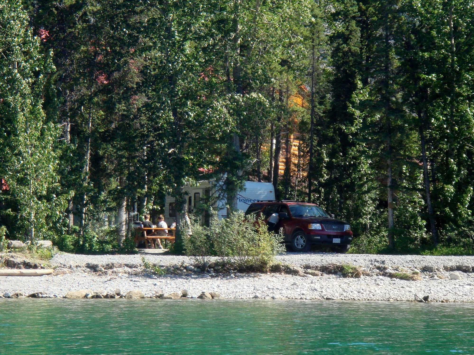 Northern Rockies Lodge Muncho Lake Exteriér fotografie