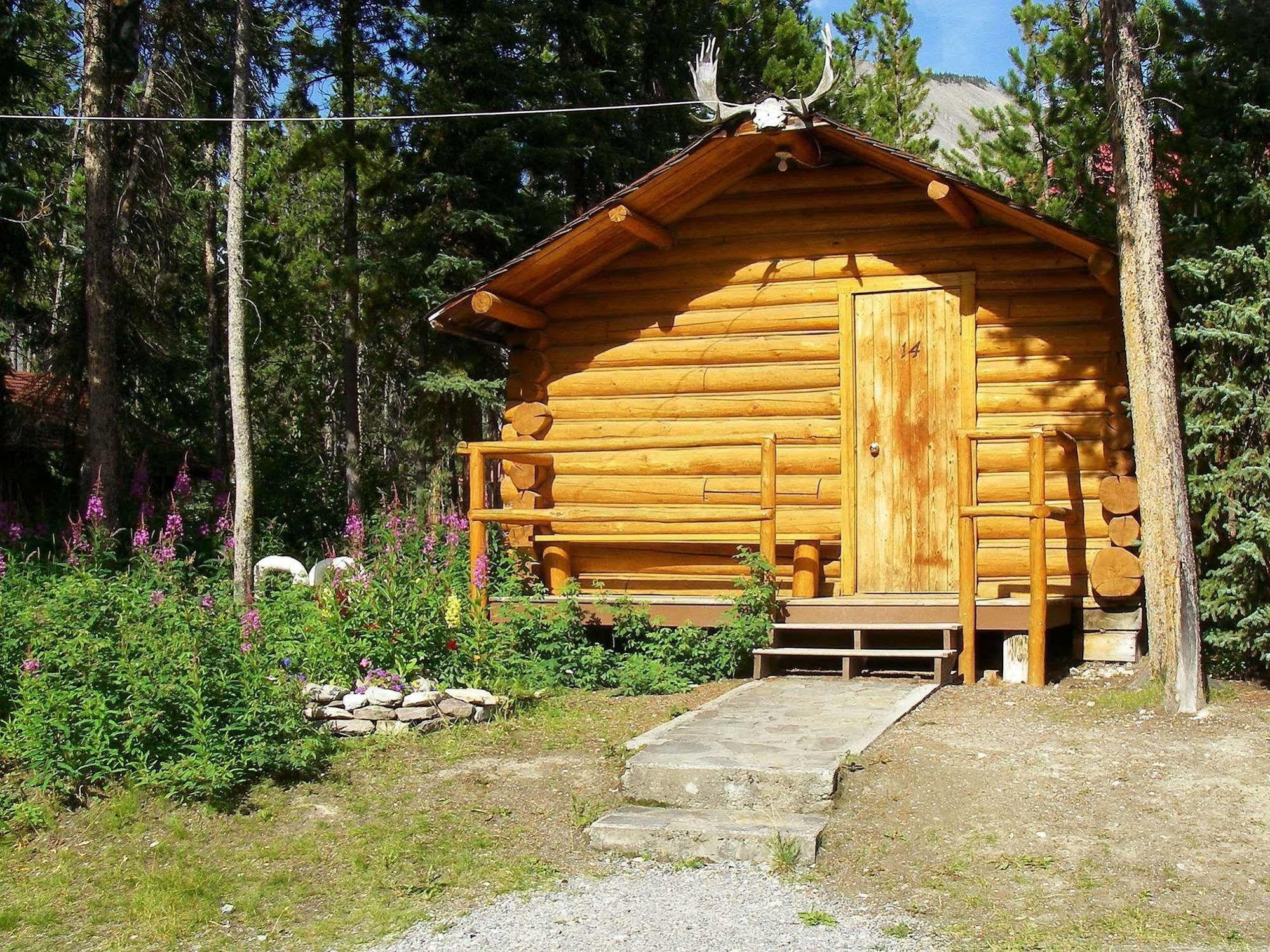 Northern Rockies Lodge Muncho Lake Exteriér fotografie